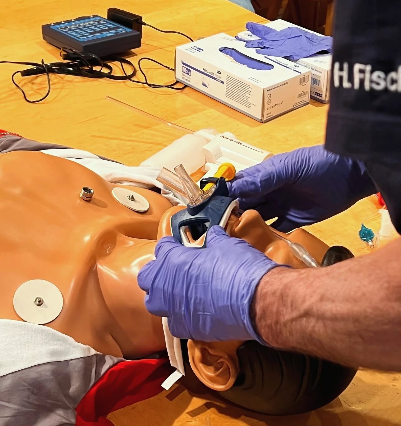 Mitglieder der First-Responder-Gruppe üben die Reanimation an einer Übungspuppe