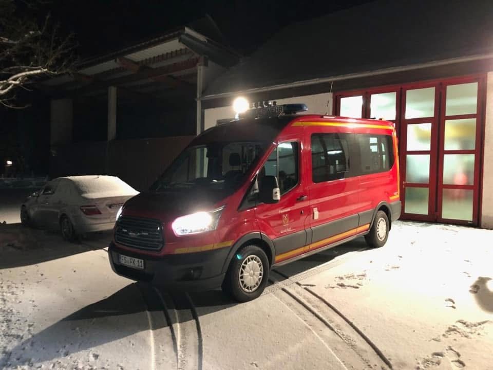 Das Mehrzweckfahrzeug der Feuerwehr Kirchdorf bei Nacht vor dem Gerätehaus, im Schnee